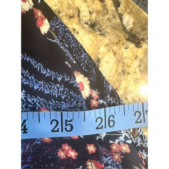 Collective Concepts navy floral blouse size L - Picture 8 of 8